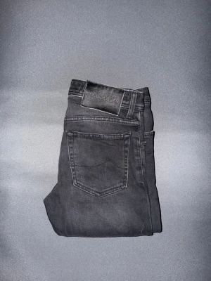 Jacob Cohën Nick - Säljer dessa riktigt snygga Jacob Cohën jeans i storlek W30. Byxorna är i bra skick och väl omhändertagna, med normala spår av användning men inga större defekter.