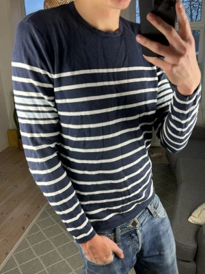 Randig stickad tröja  - Trendig och stilren tröja! Mått: A:46 B:43 C:38 D:63 (cm)  Skriv vid fundering ✌️