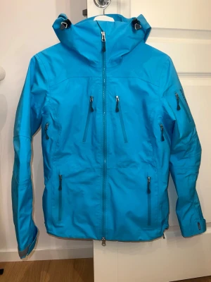 Stellar Equipment  - Säljer min Stellar Equipment jacka i modellen W Stellar Shell Jacket i storlek S. Den är lite liten i storleken. Jag har endast använt den en vecka i fjällen under förra säsongen. Haft en tidigare ägare innan mig. Är i fint skick ingas skador förutom ett litet hål längt resåren, är tydligen ett vanligt problem på den äldre modellen.   Skriv gärna vid frågor!