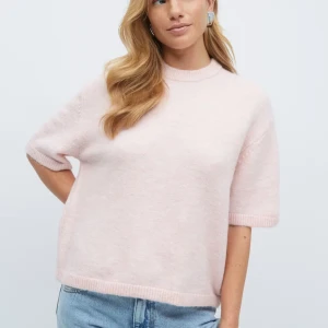 Ljusrosa stickad tröja med kort ärm - Mysig ljusrosa stickad tröja med korta ärmar och rund hals. Tröjan har en avslappnad passform och ribbade kanter vid hals, ärmslut och nederkant. Perfekt och enkel att matcha med jeans eller kjol. Helt ny med lapp kvar, säljer då den inte kommer till användning!🥰 