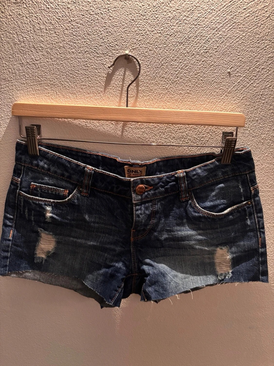 Snygga lågmidjade jeansshorts med slitningar - 3