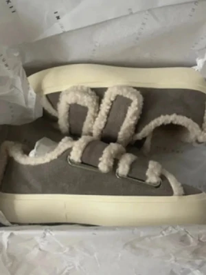 Inuikki skor  - Sjukt snygga inuikki skor, dem är använda därav priset men dem är fortfarande i väldigt bra skick. Box medkommer ❣️❣️nypris 2600kr