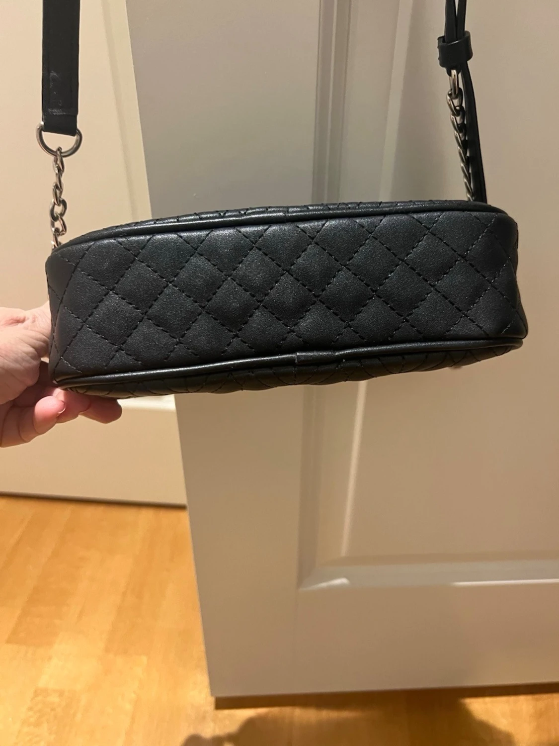 Svart quiltad handväska från Guess - 2