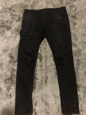 Svarta Dondup jeans - Säljer ett par svarta skinny jeans från dondup. Det är Ritchie men sitter som George modellen. Slitna med väldigt snygga derför priset. 