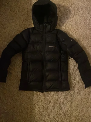 Peak performance jacka - Tja. Säljer denna as feta peak performance jacka. Storlek 150 men passar upp till 160. Skicka ett pm om du har någon fundering