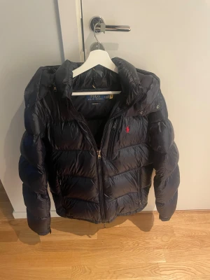 Ralph Lauren Jacka - Ralph lauren jacka i mörkblå med glans | Storlek M | I mycket bra skick, knappt använd |