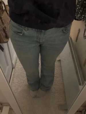 Ljusblå raka jeans från Levi's - Säljer ett par klassiska ljusblå jeans från Levi's med bootcut passform och normal midja. Har gått av en jätteliten del vid foten.