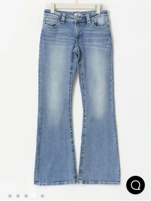 Ljusblå bootcut jeans med fickor - Ljusblåa jeans från Gina, använt några gånger men syns inte. Storlek 170, låg midja 