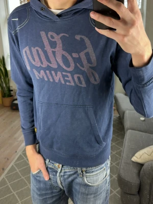 G-Star Raw hoodie  - Blå/lila hoodie från G-Star Raw  Skön passform, clean look och perfekt för vardagsfits. I bra skick och redo att användas direkt   📏 Mått: A:53 B:47 C:43 D:61 (cm) 👕 För: Man 🎨 Färg: Blå / lila ⚡️ Bra skick 