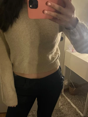 Beige stickad tröja - Säljer en beige stickad tröja med lång ärm och ribbade muddar. 