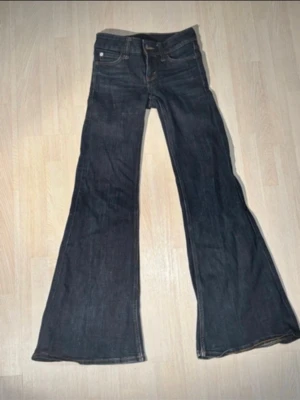 Mörkblå flare jeans low waist - Cheap monday jeans sjukt snygga!  Storlek 24/30 därav svårt att välja storlek nedan!! Gå därav hellre på 24/30