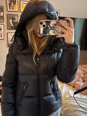 Svart Moncler dunjacka med huva - Säljer min svarta Moncler jacka i modellen ”FOURMINE GIUBBOTTO FOURMINE JACKET”, har använt den en säsong. Köpt för ca 16 000 2023. Skriv för mer info eller bilder🫶🏼 Storlek 0. Jag brukar normalt sätt använda storleken S och den passar perfekt.