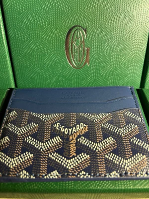 Blå korthållare  - Säljer en Blå Korthållare!  ✅ Sjukt snygg och säljes nu för 349kr! Box och Kort ingår samt att korthållare kommer inplastad