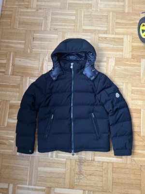 moncler montgenevre - säljer min fina moncler montgenevre i strlk S, Svart. Den har använts i ca 4 månader men har inga skador eller besvär!