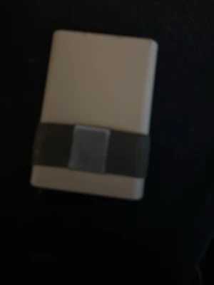 Plånbok - Snygg vikbar mobiltelefon från Samsung i beige med svart front. Telefonen har en modern, fyrkantig design och ser riktigt stilren ut. Perfekt för dig som gillar smarta och kompakta mobiler. Materialet är glas och metall.