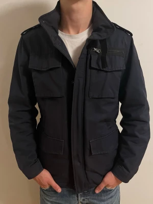 Marc O’polo Fieldjacket: S - Säljer en super fin fieldjacket ifrån Marc O’polo, ett väldigt eftertraktat och fint märke. Jackan har foder och är perfekt för kyligare dagar. Jackan är i fint skick och sitter som en normal storlek S. Hör av er vid frågor😊