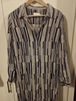 Sjorta klänningen  - Fint skick. Storlek 42. 65% Polyester  - 35% Bomull 