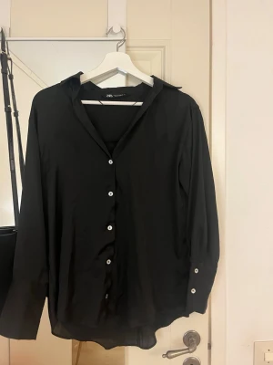 Satin blus/skjorta zara - Svart satin tröja från zara som liknar en skjorta, storlek xs. Använd men inga tydliga skavanker! Bara att höra av dig vid frågor💞