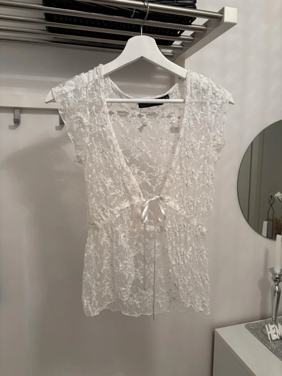 Vit spetsblus med knyt framtill