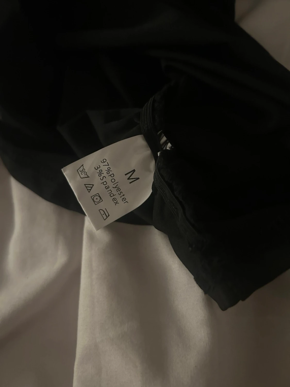 Svart omlottopp med puffärm - 1