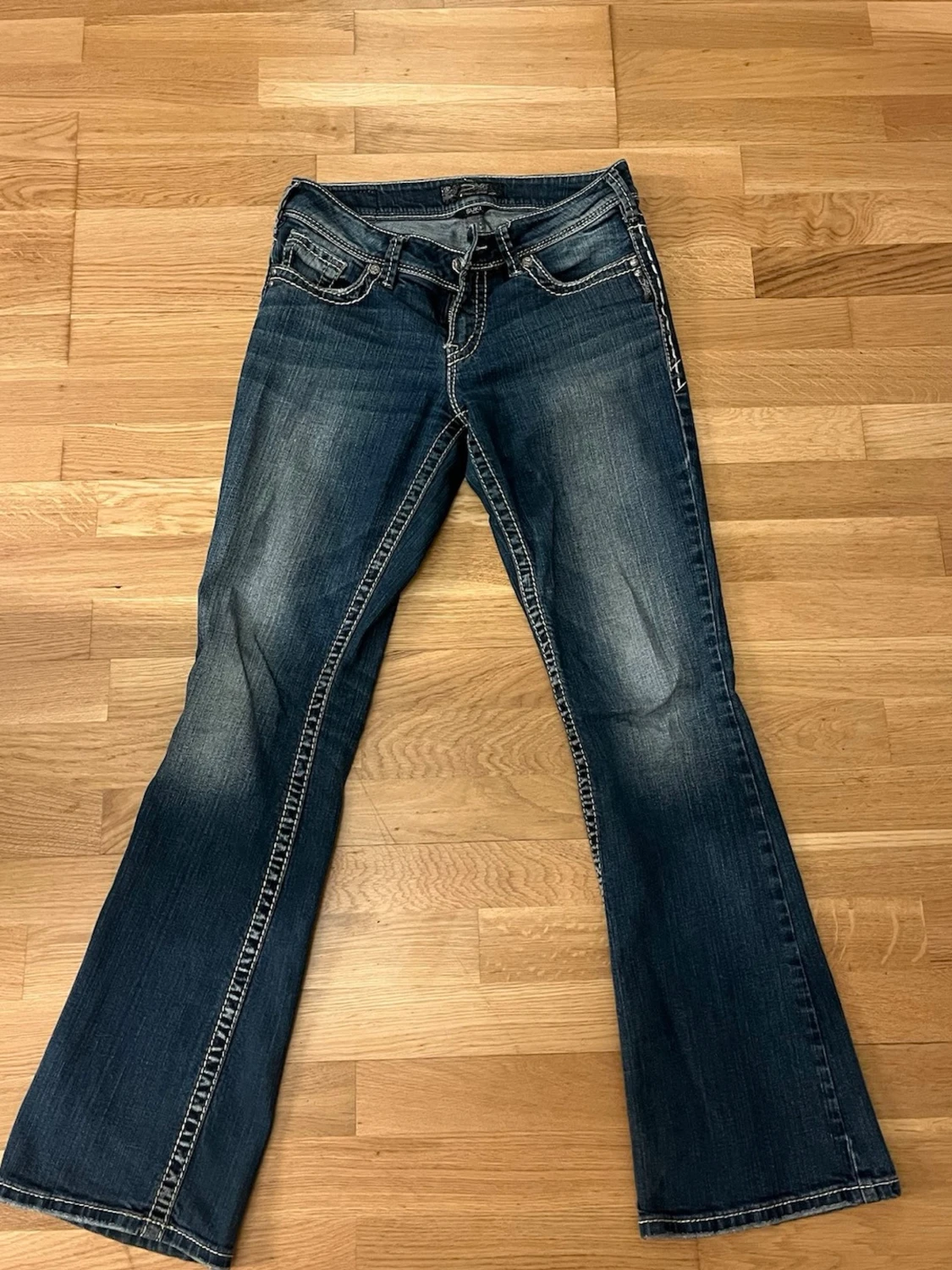 Blå bootcut jeans från Silver Jeans - 3