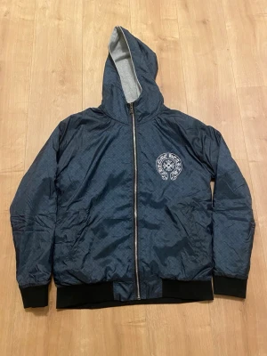 Chrome Hearts windbreaker/hoodie  - Windbreaker och blir en hoodie om man viker den ut och in. Helt ny. Storlek M. Skriv privat vid fler frågor.
