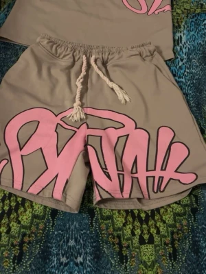 Syna world set - Helt nytt syna world set i storlek S, de är perfekta till dig med y2k stil och bara ett snyggt set som är clean att ha på sig specifikt till sommaren  Dm mig för mer info/intresse