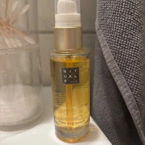 Rituals hårserum  - Multi-use närande hårserum från Rituals med arganolja och tsubaki. Kommer i en genomskinlig glasflaska med pump. Perfekt för att ge glans och mjukhet till håret. Ca 85% kvar. Tunn konsistens 🌹
