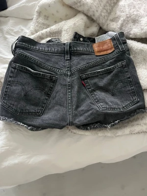 Levis shorts  - Gråa Levis shorts, midjemått rakt över: 37cm🔥
