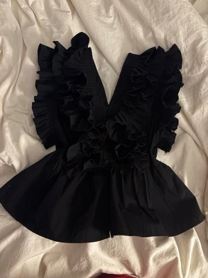 Volangblus - Superrrerfin svart volangblus!🫶🏻Använd någon enstaka gång så i mycket bra skick!🥰Nypris 800kr❤️