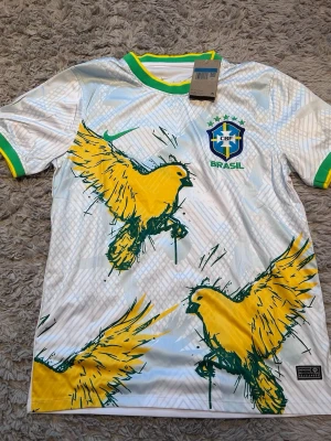 Brazilien special tröja  - Den är storlek M, men sitter lite slim så den kan passa S