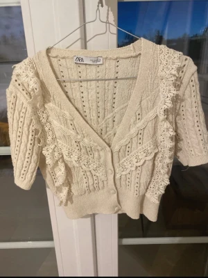 Krämvit spetskofta från Zara - Supersöt tröja från Zara🥰🥰