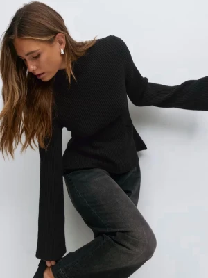 VÄÄRLDENS SÖTASTE TOPP - HELT oanvänd stickad super populär slusåld peplum topp ifrån Gina! Den på bilden är ribbad men det är INTE min❤️❤️ lappen är kvar så den är alltså helt oanvänd! Säljer pga behovet pengar🥰🥰🥰❣️❣️ nypris är 400 men jag säljer för 200kr!! Då lappen är kvar och allt