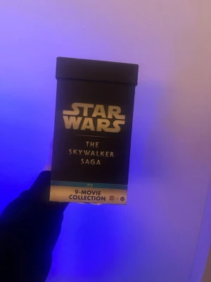 Star Wars The Skywalker Saga box set blu ray - Säljer en exklusiv Star Wars The Skywalker Saga 9-movie collection box på Blu-ray. Boxen är svart med guldtext och har en bild på Dödsstjärnan på baksidan. Perfekt för samlare eller filmälskare som vill ha hela sagan i ett snyggt fodral. Även borttagna scener och behind the scenes på varje film. Aldrig använd