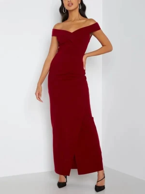 Vinröd offshoulder långklänning - Snygg vinröd långklänning med offshoulder-design och figurnära passform. Klänningen har en omlott-detalj framtill och en elegant slits. Köpt på bubbleroom och endast använd en gång på min bal. Skriv om du har frågor eller vill se fler bilder! 