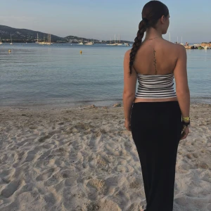 Svart långkjol med tight passform - Svart långkjol med tight passform som sitter snyggt över höfterna och faller rakt🥰