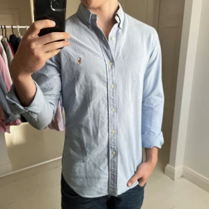 Ralph Lauren skjorta slim fit - Ralph Lauren skjorta, inga defekter! Modellen är 180,75 kg, perfekt för vinterns alla hemma fester 🎉😎. Kom med frågor 👌väldigt bra pris i bundels✌️