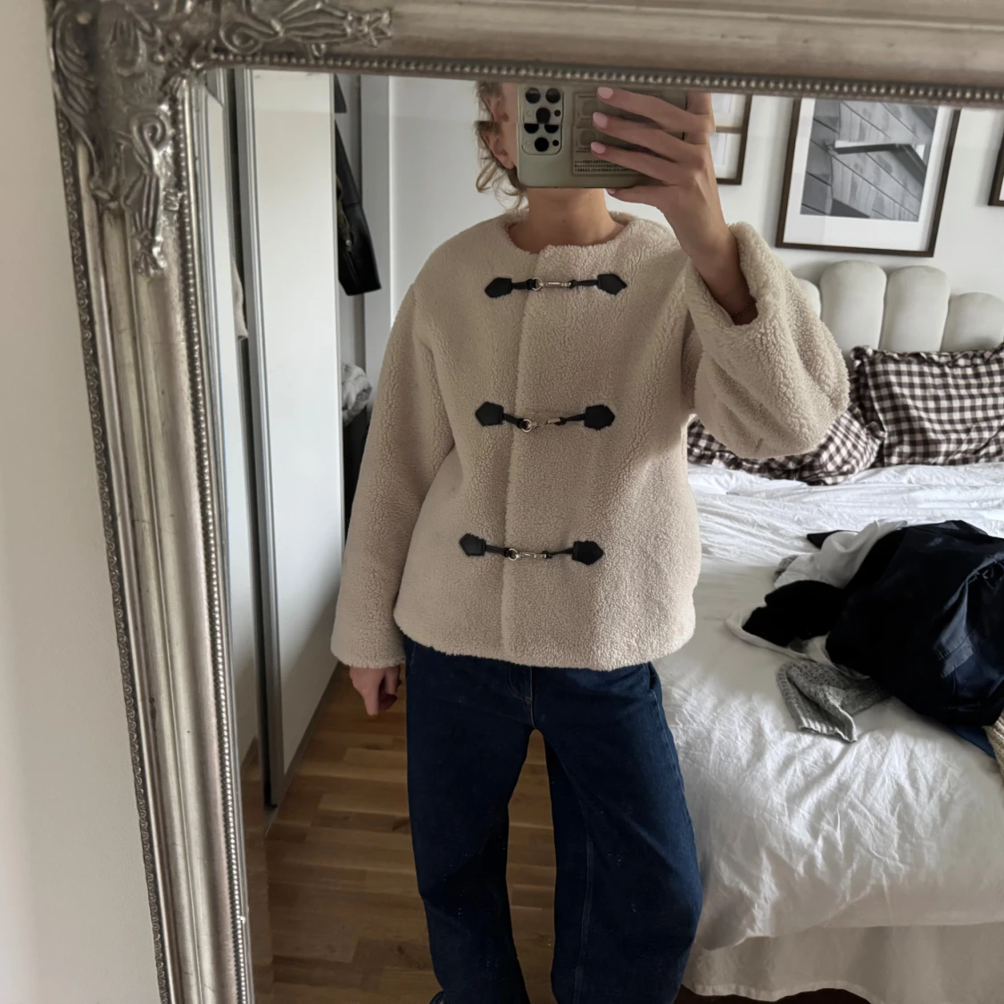 Beige teddyjacka med spännen - 1