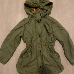 Sage mörk grön jacka - jätte cute!! Ger dig ”snatched” vibes