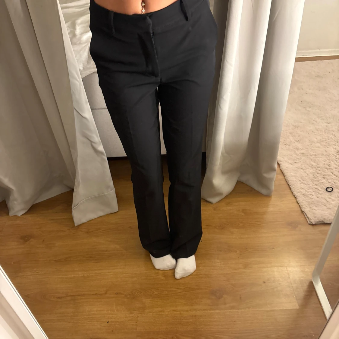 Svarta högmidjade kostymbyxor