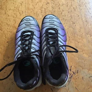 Nike Air Max Plus TN lila/svart strl 38 Limited edition. - Nike Air Max Plus TN sneakers i lila, svart och vitt med turkosa detaljer. Snygg vågig design, synlig Air Max-dämpning och klassisk TN-logga på sulan. Ovandel i textil och syntet, snörning framtill och robust yttersula. Perfekta för dig som gillar streetstyle. Köpte för 1400. Gärna skriv till mig innan ni vill köpa!