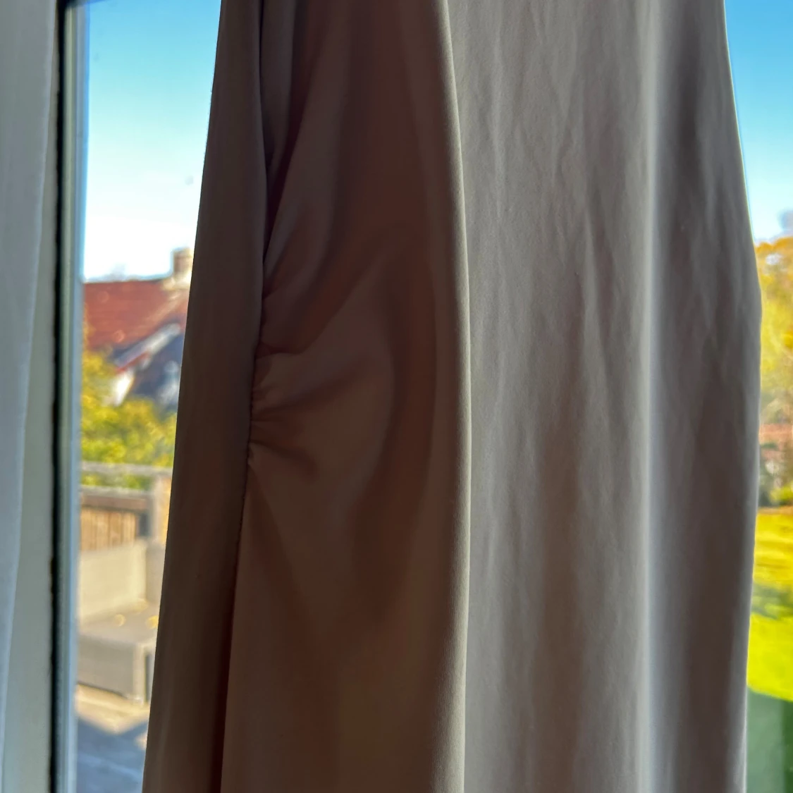 Ljus långklänning med rynk i sidan - 3