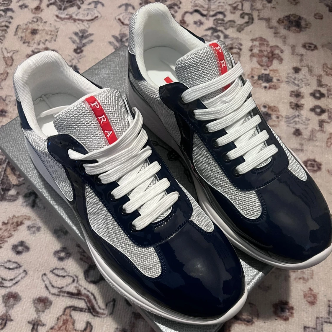 Prada sneakers i vitt och marinblått