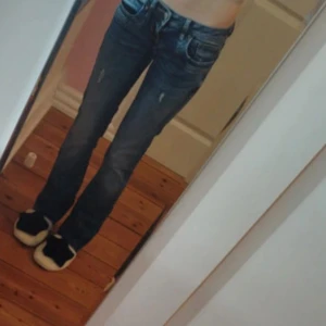 Blå bootcut jeans från LTB - Snygga blå bootcut jeans från LTB med låg midja och slitna detaljer framtill. Jeansen har klassisk femficksdesign och är tillverkade i stretchigt denim för en bekväm passform. Perfekta för dig som gillar en avslappnad men trendig look. ❤️❤️