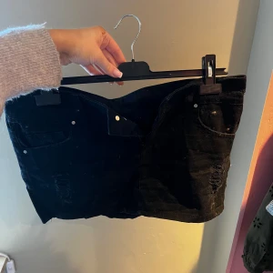 mini-jeanskjol - bra skick överlag, men ens bakfickan är trasig🙃kort och lågmidjad!