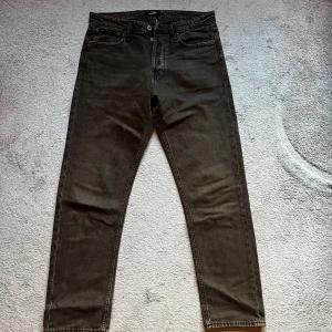 Levi's 560 Relaxed svarta jeans 31/32 - Svarta Levi's 560 Relaxed jeans med klassisk femficksdesign och raka ben. Jeansen har en avslappnad passform och är tillverkade i slitstarkt jeanstyg. Perfekta för dig som gillar en loose och bekväm stil. Skriv för fler bilder
