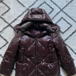Jacka Massimo Dutti - Snygg vinröd pufferjacka från Massimo Dutti, köpt i höst inför vintern men knappt använd 