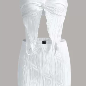 Vit tvår-delade set från SHEIN - Superfin vit kortkjol och topp från SHEIN med öppen rygg. Använd 1-2 gånger, som ny. Formar supersnygg. Skriv för bilder 🥰