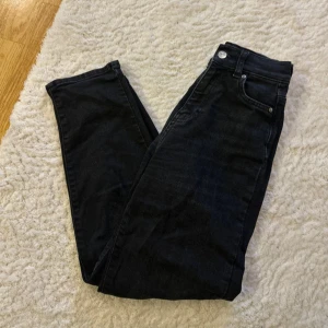 Svarta momjeans  - Snygga svarta jeans från ginatricot med högmidja. 