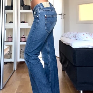 Replay jeans  - Säljer dessa skitsnygga lågmidjade replay jeans i storlek w27 l 32. Midjemåttet rakt över är 37-38 cm, grenhöjden är 21 cm och innerbenslängden är 77 cm. Perfekta i längden för mig som är 170 cm med relativt korta/medellånga ben.  Inga defekter (möjligtvis lite slitna längst ner i benen). Skriv för fler bilder eller vid frågor! Öppen för prisförslag
